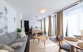Global Living - Design Apartment I Rathausplatz I Beamer I Ac I Kitchen I Augsburg